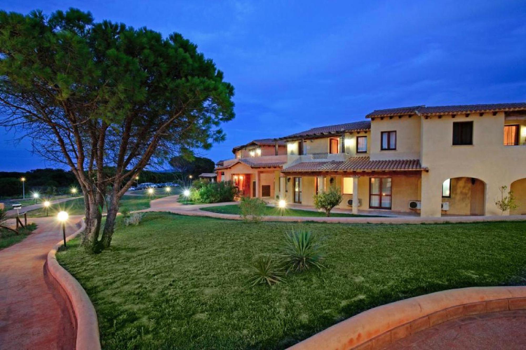 Residence Pierre & Vacances Vignola Mare מראה חיצוני תמונה